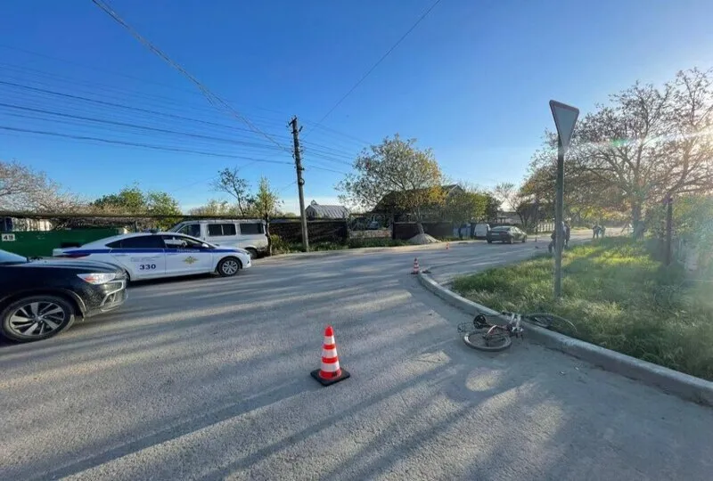 Подросток на велосипеде и иномарка не поделили просёлочную дорогу в Крыму
