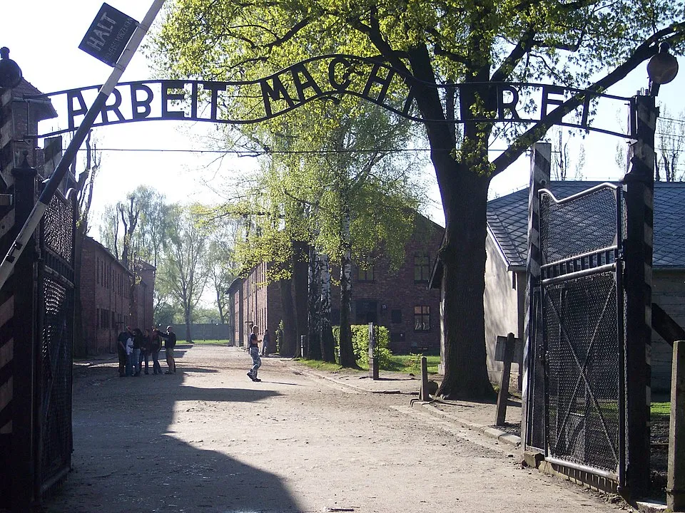 Поляков возмутил бизнесмен, решивший заработать на Освенциме