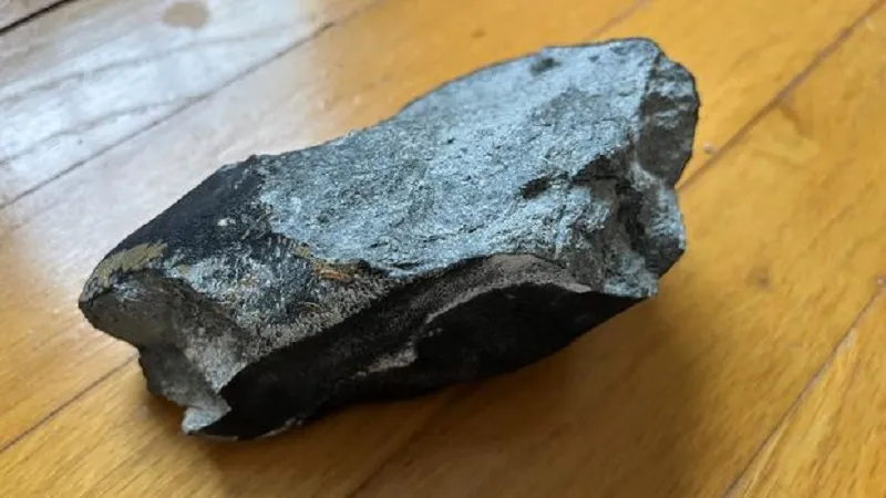 Метеорит пробил крышу жилого дома