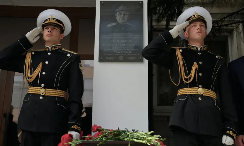 Мемориальная доска в честь контр-адмирала Михаила Соловьёва появилась в Севастополе