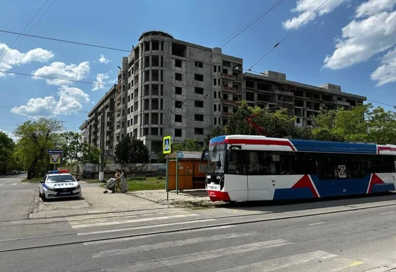 Трамвай и легковушка не смогли разъехаться на дороге на западе Крыма