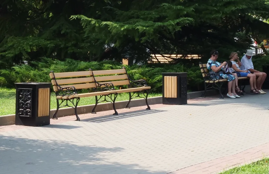 Скамейки в центре Севастополя покрыли коварной краской 