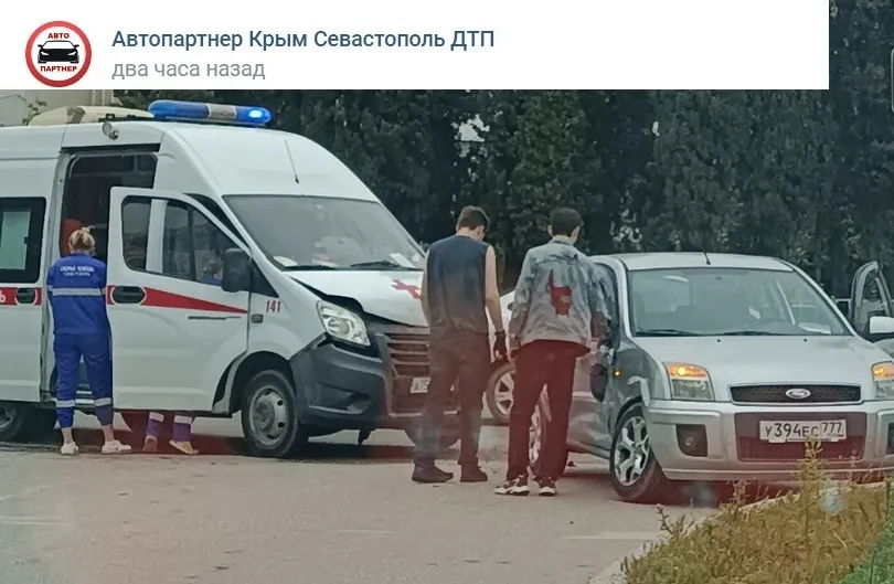 В Севастополе легковушка врезалась в машину скорой