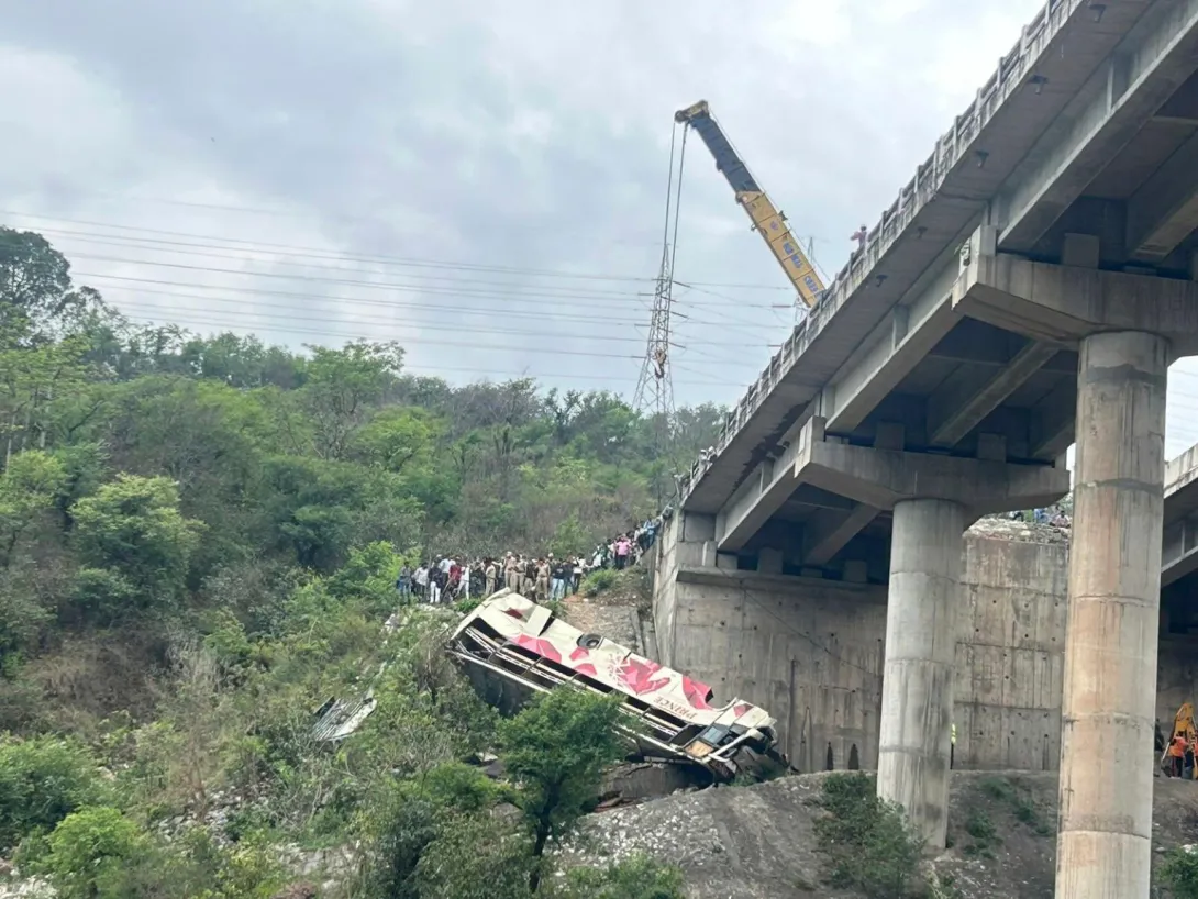 Перегруженный автобус с паломниками упал с моста