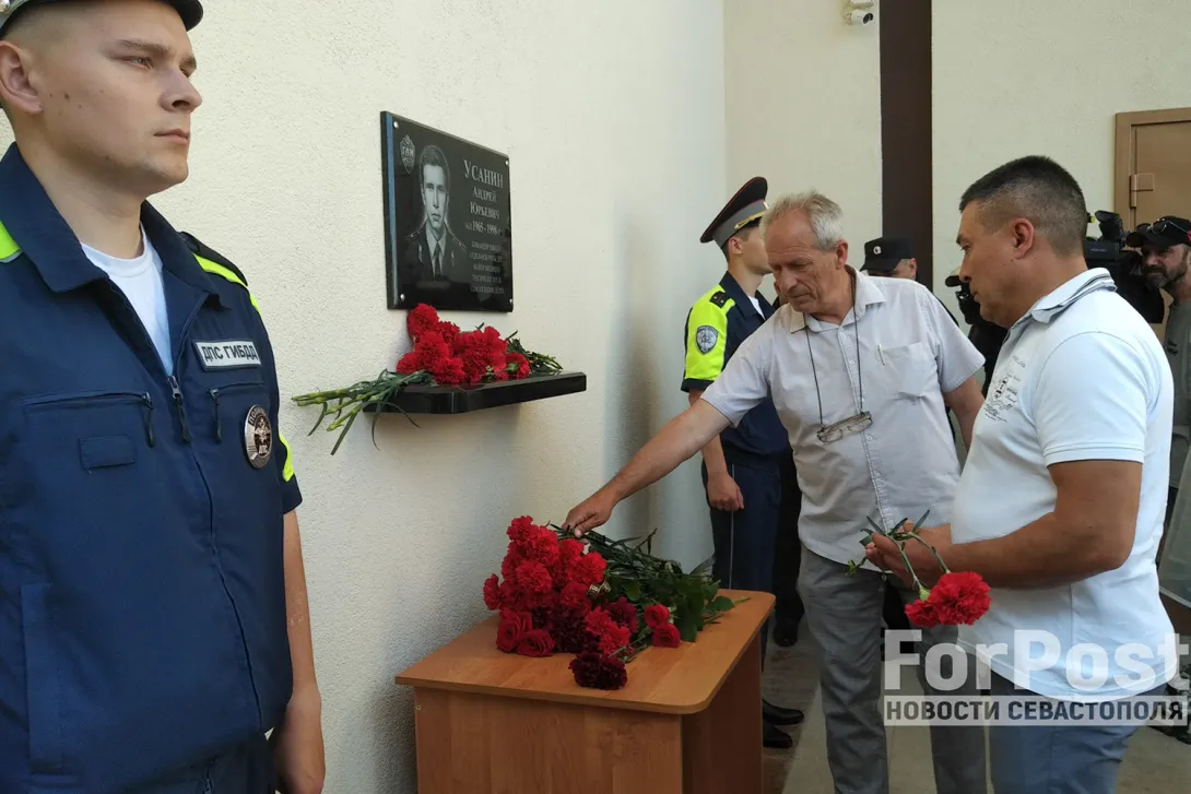 Новый глава УМВД Севастополя открыл мемориальную доску милиционеру-герою