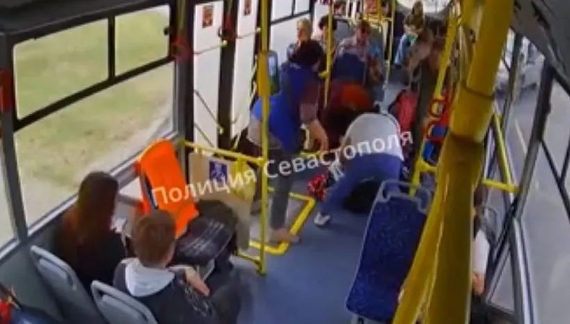 В севастопольском троллейбусе ребенок упал вместе с коляской