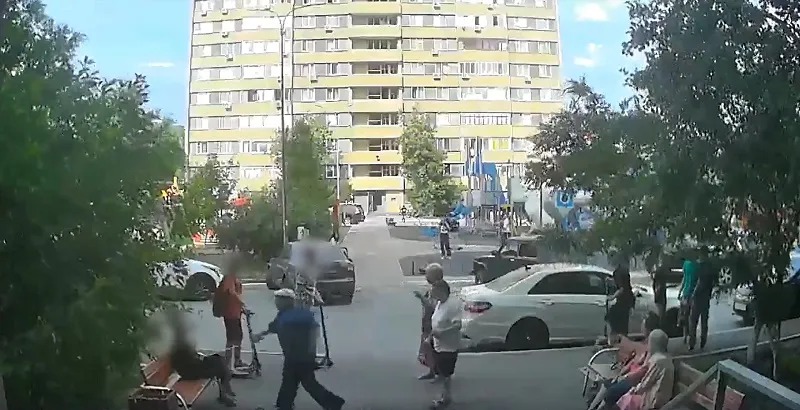 Пенсионеры подрались с детьми из-за лавочки у дома