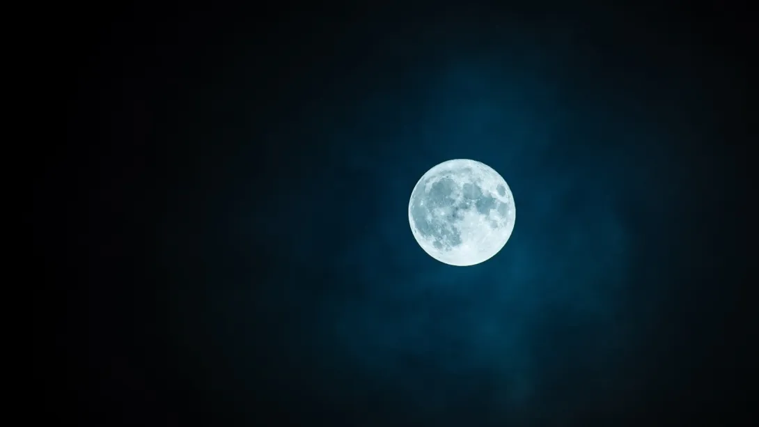 Из-за подтоплений главный парк столицы Крыма освещала Луна