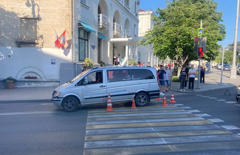 Переходившего на «красный» подростка сбил автомобиль в центре Севастополя