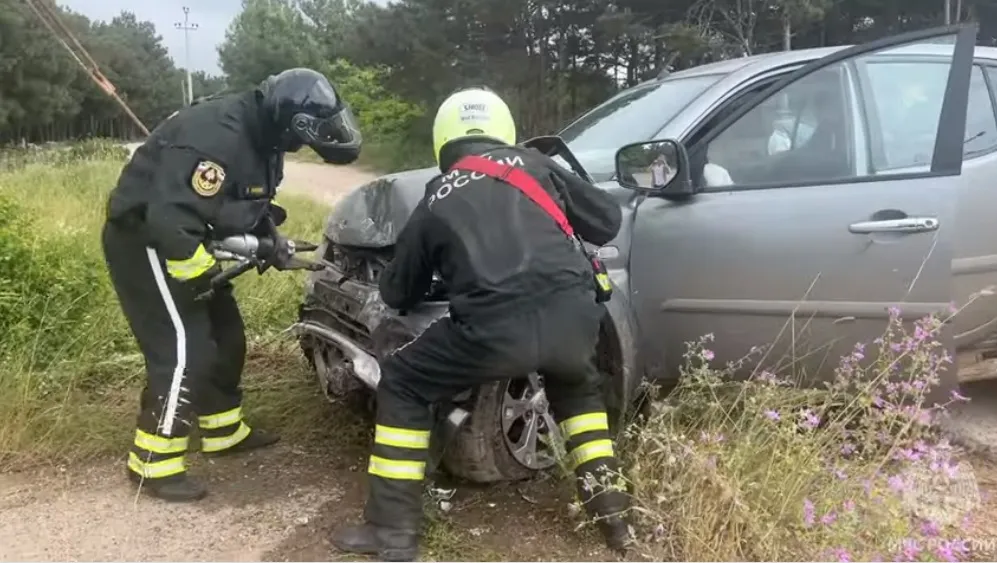 Севастопольские спасатели показали, как вызволяли женщину из разбившегося автомобиля 