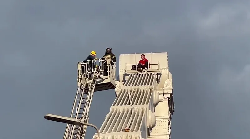 Залезшего на верхушку Крымского моста мужчину просили сделать «сальтуху»