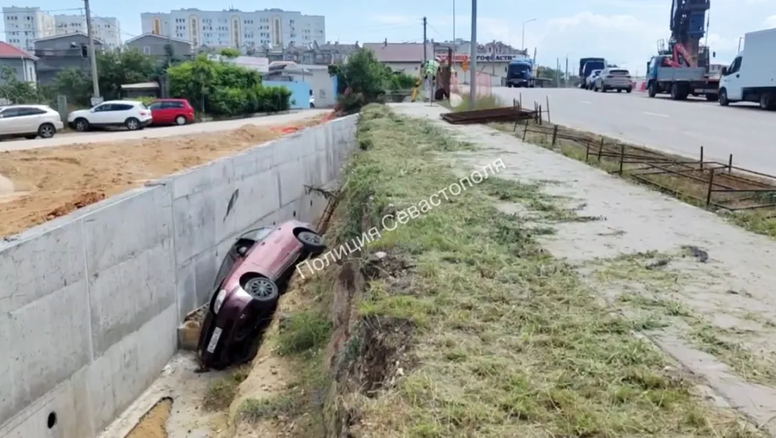В Севастополе машина вылетела с дороги и упала в ров