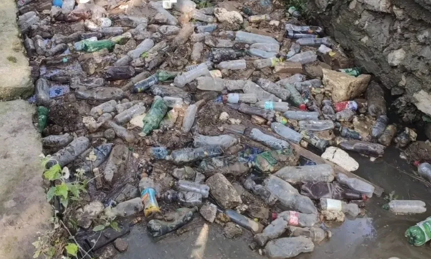 Дождь превратил севастопольскую речушку в скопище мусора