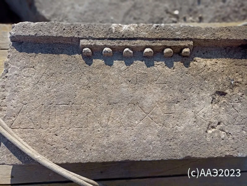 Надписи на древних плитах обнаружены на востоке Крыма