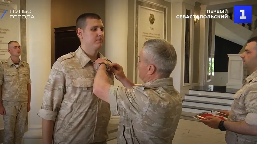 Сбившим беспилотники морским пехотинцам в Севастополе вручили государственные награды