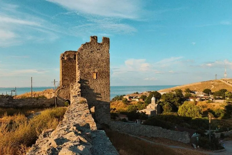 Туристка испытала культурный шок при виде застройки генуэзской крепости в Крыму