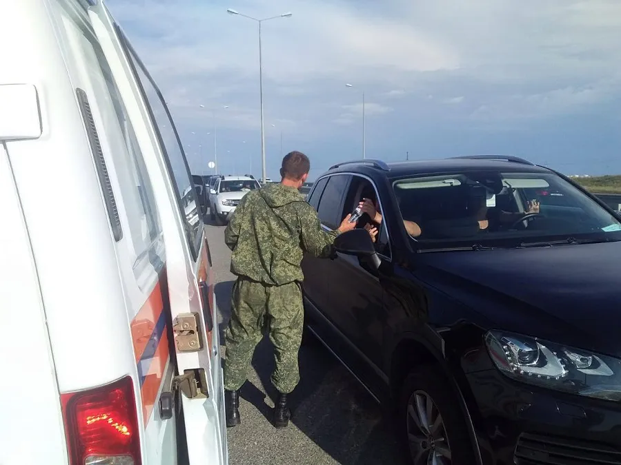 Пробка на въезде на Крымский мост в Тамани выросла до девяти километров