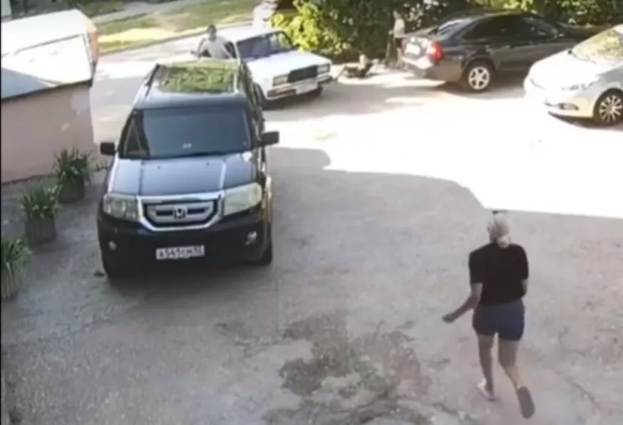 В Севастополе мальчик на самокате врезался в автомобиль