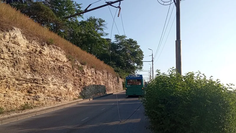 В Севастополе контактная сеть дважды за день обрывалась на Троллейбусном спуске 