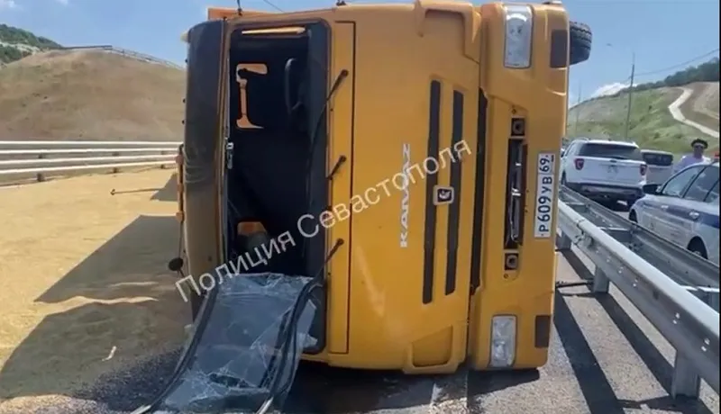 Перевернувшийся в Севастополе грузовик подозревают в отказе тормозов 