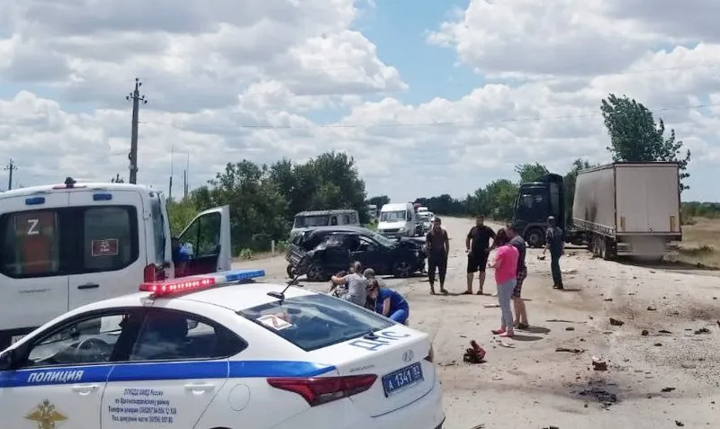 Легковушка пострадала сразу от двух грузовиков на дороге в Крыму 