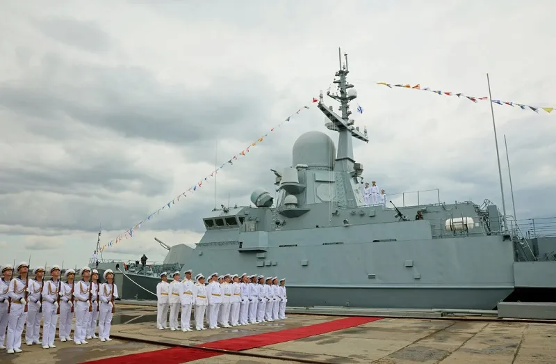 В Керчи подняли флаг на новом военном корабле