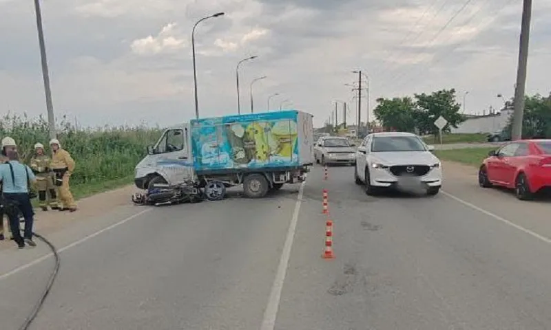На востоке Крыма водитель мотоцикла погиб под колёсами вылетевшего на него фургона