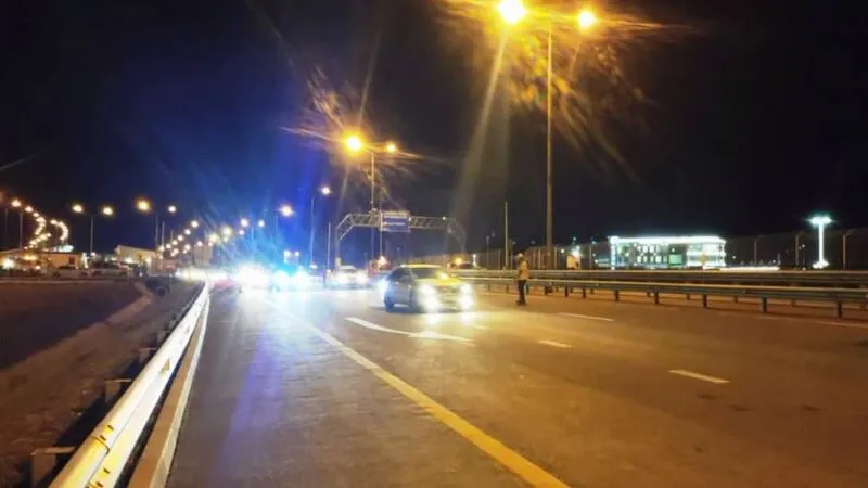 Движение машин по Крымскому мосту запустили через сутки после ЧП