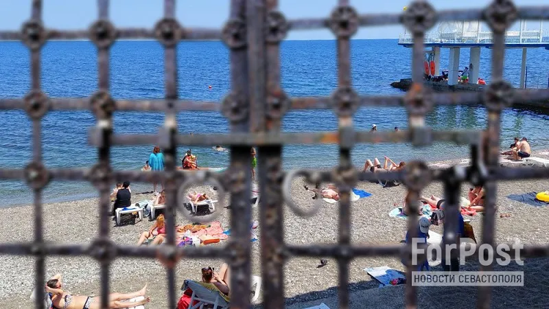 Отдыхающих на одном из крымских пляжей закрыли на замок