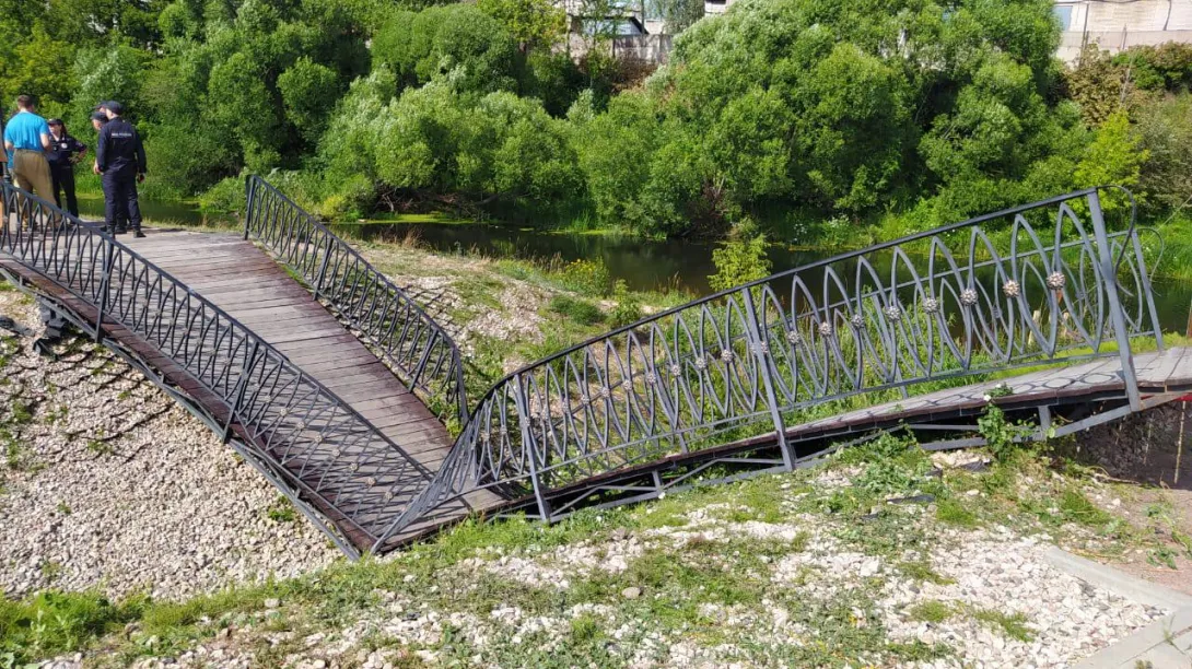 В Ленобласти при обрушении пешеходного моста погиб один человек