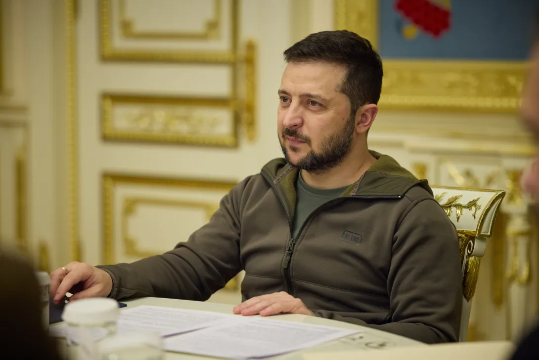 Зеленский хочет, чтобы выезды депутатов за границу проверялись "до секунды"