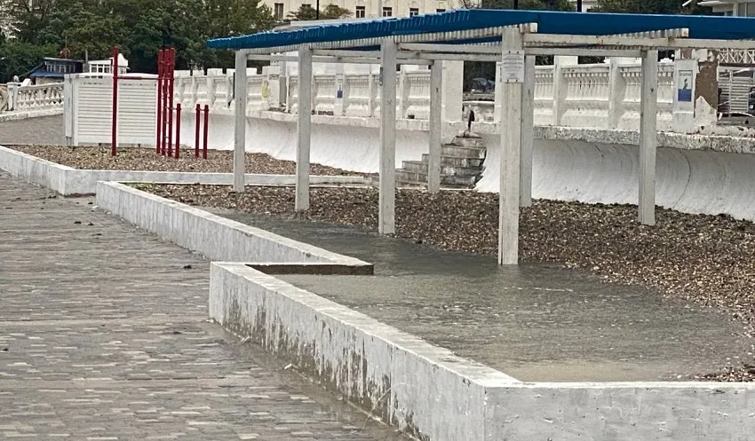 С пляжа Хрустальный в Севастополе смыло недавно привезённую гальку
