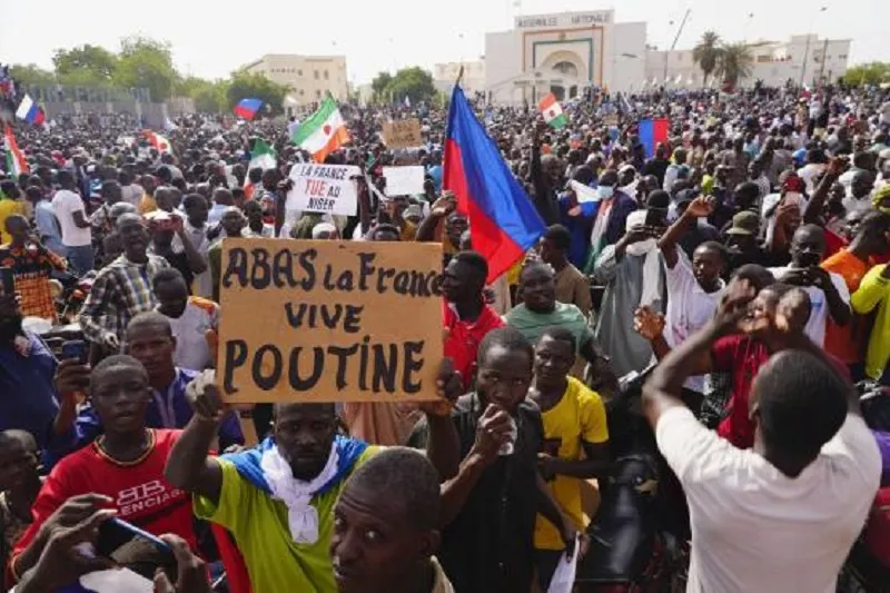 Сторонники госпереворота в Нигере ходят с флагами РФ и кричат «Путин»