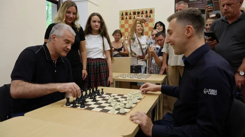 Шахматист Сергей Карякин посетил открытие профильной школы в Крыму