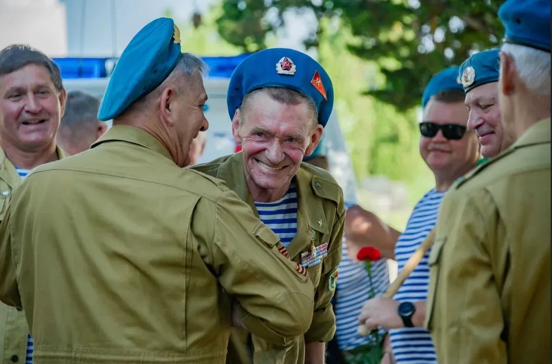 В Севастополе горожане надели тельняшки