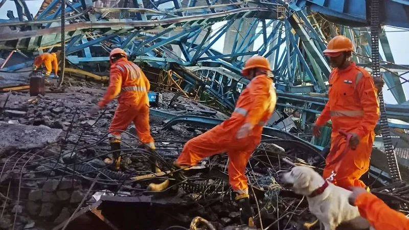 Падение строительного крана привело к смерти 16 человек