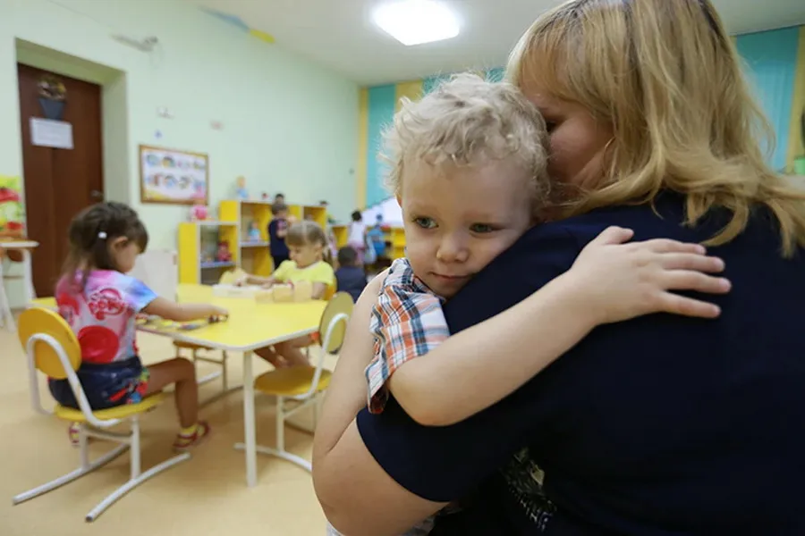 Россиянам хотят продлить выплаты на детей до приёма в детский сад