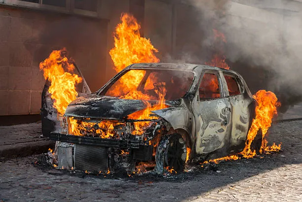Утром в Севастополе загорелись машина и мопед