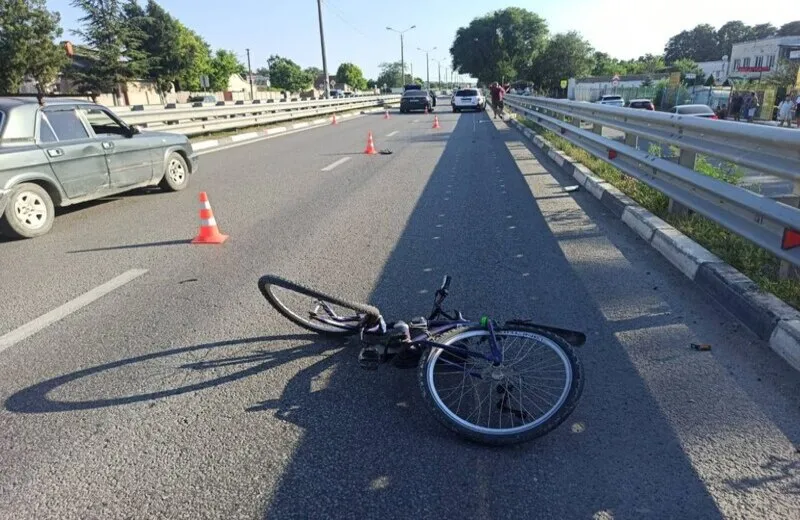 Велосипедист погиб под колёсами автомобиля возле столицы Крыма