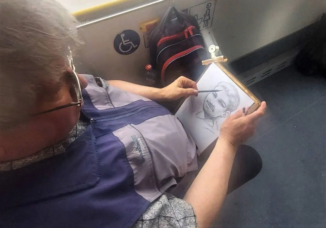Севастополец рисует людей в общественном транспорте