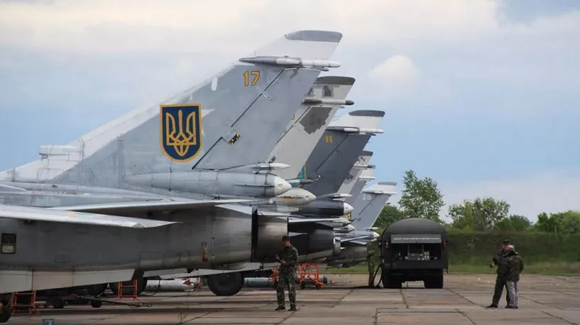 СМИ сообщили о взрывах в районе военного аэродрома на Украине