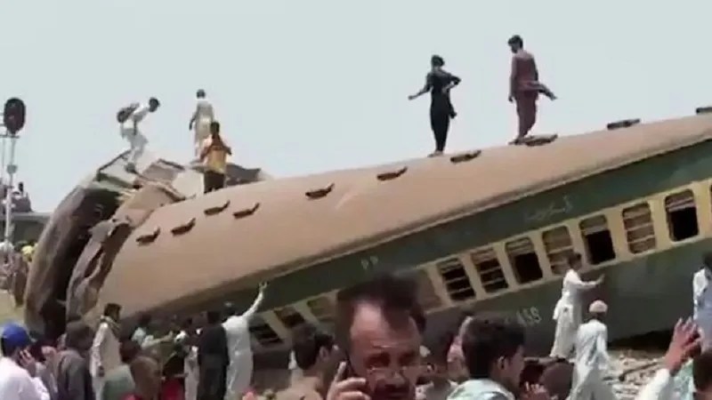 Из-за схода вагонов пассажирского поезда погибли десятки человек