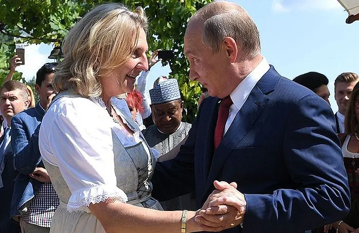 Экс-глава МИД Австрии, с которой танцевал Путин, поселилась в Рязанской области
