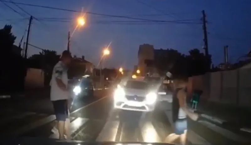Пешеходы чудом не погибли между двух машин, столкнувшихся на переходе в Крыму