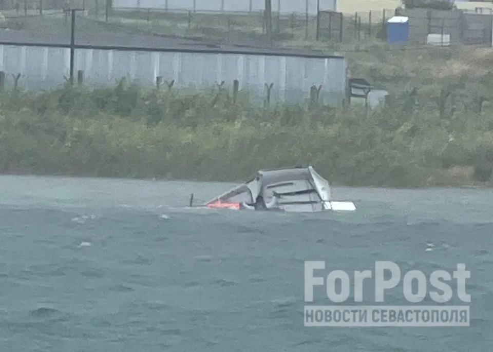 В Севастополе шквал перевернул яхты во время детских соревнований