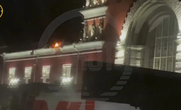 Украинский беспилотник врезался в крышу вокзала в Курске
