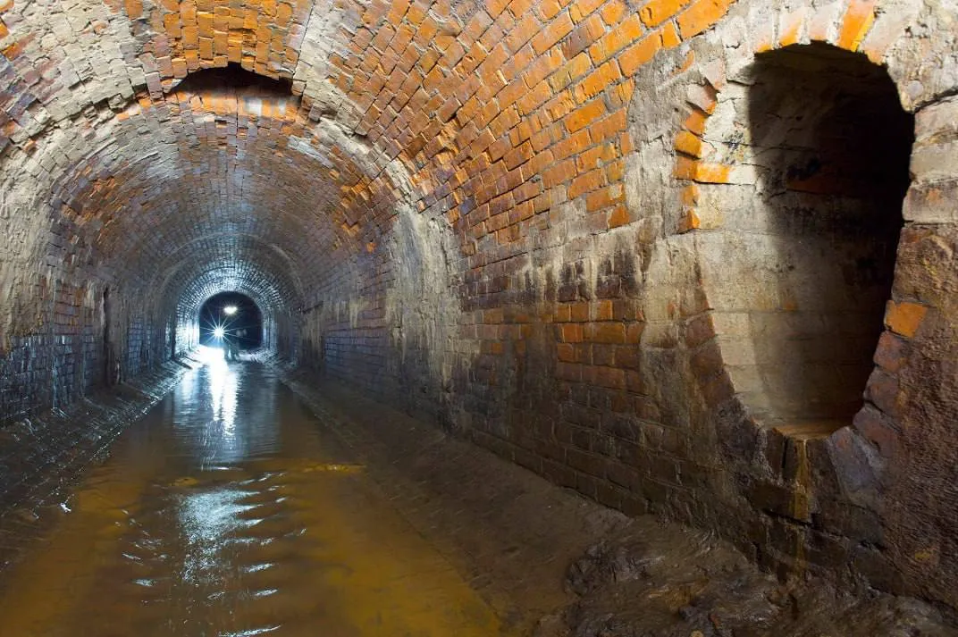 «Подземные туристы» утонули на экскурсии по коллектору, когда пошёл дождь