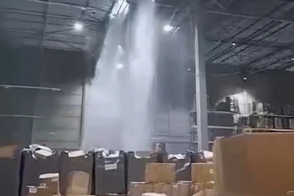 Появилось видео мощного прорыва крыши на крупнейшем складе Wildberries