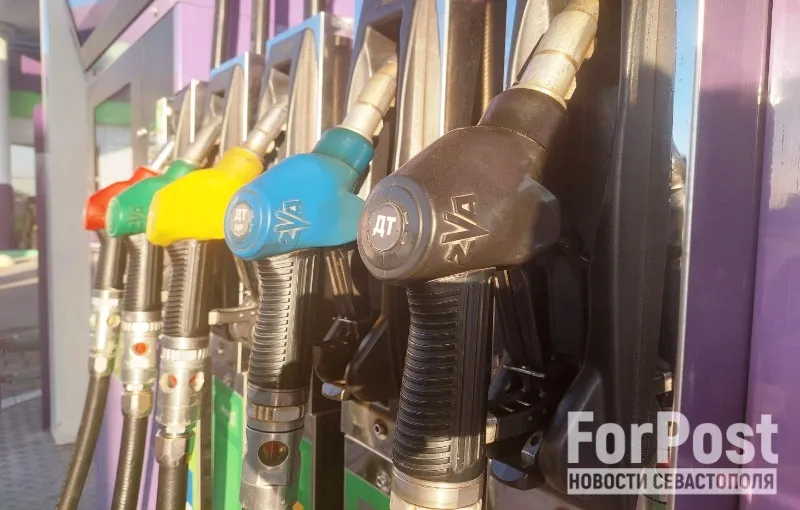 «Бензина нет, но вы держитесь!»: регионы России сообщают о дефиците топлива