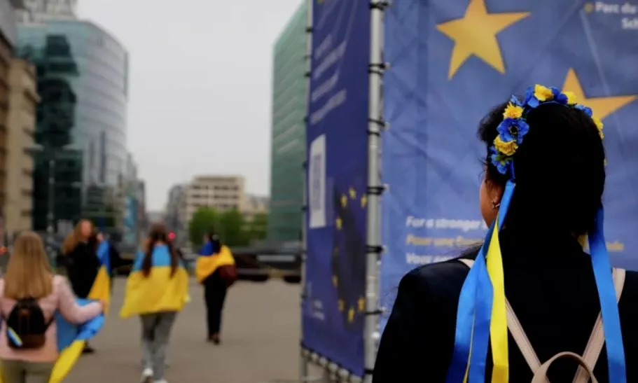 Украинцы бегут с Украины из-за отказа Киева от мира с Россией.